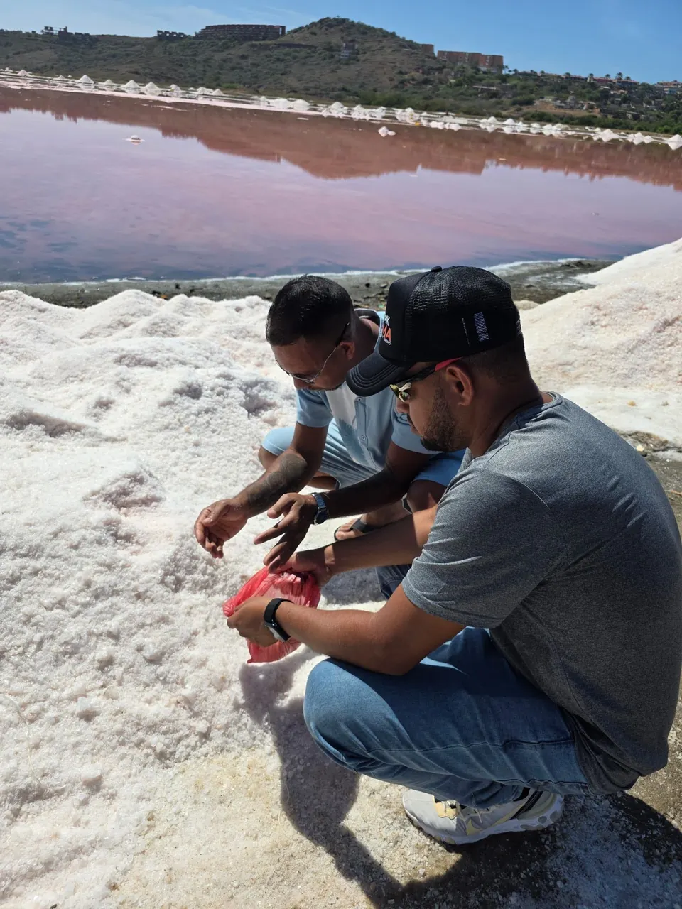Visitantes del Tour MK recolectan sal de las impresionantes salinas rosadas de Margarita.